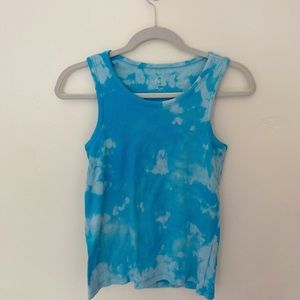 blue tie dye tank 💙🤍